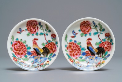 Een paar Chinese famille rose koppen en schotels met hanen, Yongzheng/Qianlong