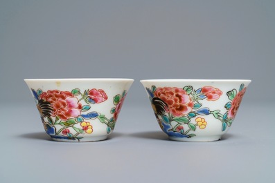 Een paar Chinese famille rose koppen en schotels met hanen, Yongzheng/Qianlong