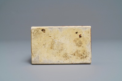 Een Chinese famille verte theebus met reli&euml;fdecor, Kangxi