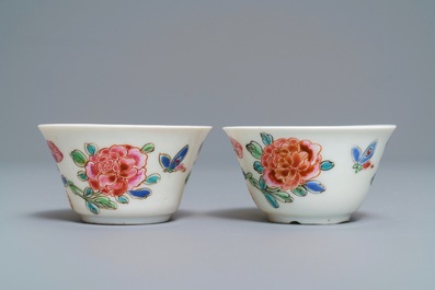Een paar Chinese famille rose koppen en schotels met hanen, Yongzheng/Qianlong