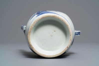Een ongewone Japanse blauwwitte kan met vogels en bloesems, Arita, Edo, 17e eeuw