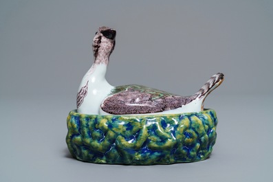Un beurrier couvert en fa&iuml;ence polychrome de Delft en forme de pluvier, 18&egrave;me