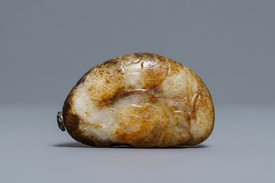 A Chinese greyish-white and russet jade snuff bottle, 19/20th C.