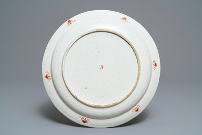 Un plat &agrave; d&eacute;cor de chinoiserie en fa&iuml;ence de Delft petit feu et dor&eacute;, 1&egrave;re moiti&eacute; du 18&egrave;me