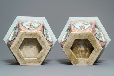 Une paire de jardini&egrave;res de forme hexagonale en porcelaine de Chine famille verte, Kangxi/Yongzheng