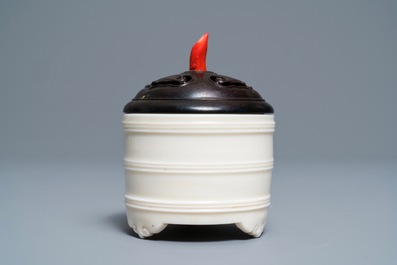 Un br&ucirc;le-parfum tripod en porcelaine blanc de Chine de Dehua, 19/20&egrave;me
