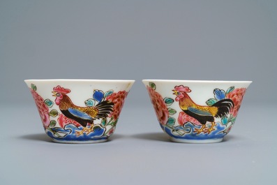 Een paar Chinese famille rose koppen en schotels met hanen, Yongzheng/Qianlong