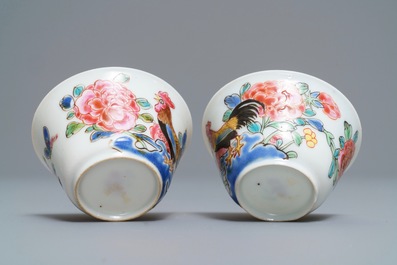 Een paar Chinese famille rose koppen en schotels met hanen, Yongzheng/Qianlong