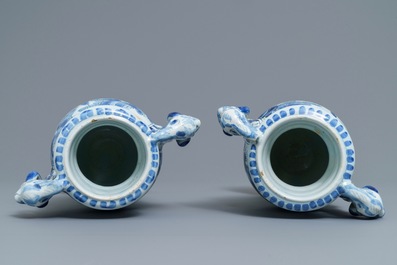 Une paire de vases d'autel en fa&iuml;ence de Delft bleu et blanc, 17&egrave;me
