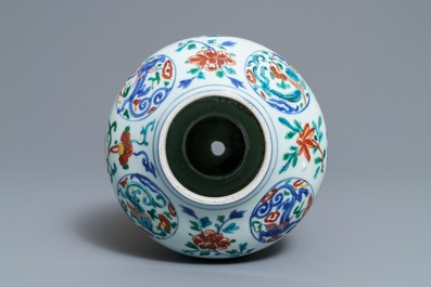 Un vase en porcelaine de Chine wucai &agrave; d&eacute;cor de m&eacute;daillons aux dragons, Jiajing