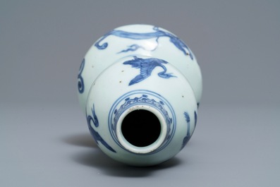 Een Chinese blauwwitte kalebasvaas, Ming