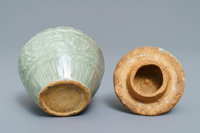 Un petit vase couvert en porcelaine de Chine c&eacute;ladon de Longquan, Ming