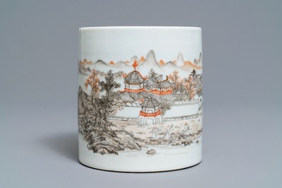 A Chinese grisaille and iron red brush pot, Ju Ren Tang merk, Republic, 20th C.