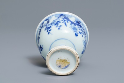 Een Chinese blauwwitte stem cup met vogels bij bloesems, Transitie periode