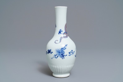 Un vase en porcelaine de Chine bleu, blanc et rouge &agrave; d&eacute;cor d'un dragon, Kangxi