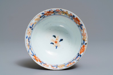Een Chinese Imari-stijl kom met opengewerkte dubbele wand, Kangxi