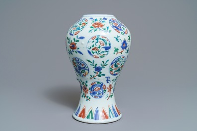 Un vase en porcelaine de Chine wucai &agrave; d&eacute;cor de m&eacute;daillons aux dragons, Jiajing