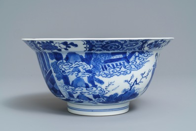 Un bol de type klapmuts en porcelaine de Chine bleu et blanc, marque et &eacute;poque de Kangxi