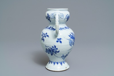 Un vase en porcelaine de Chine bleu et blanc aux anses en forme d'&eacute;l&eacute;phants, &eacute;poque Transition