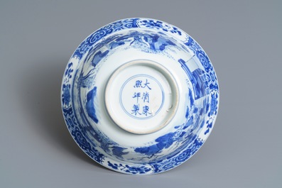 Un bol de type klapmuts en porcelaine de Chine bleu et blanc, marque et &eacute;poque de Kangxi