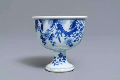 Een Chinese blauwwitte stem cup met vogels bij bloesems, Transitie periode
