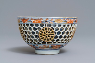 Een Chinese Imari-stijl kom met opengewerkte dubbele wand, Kangxi