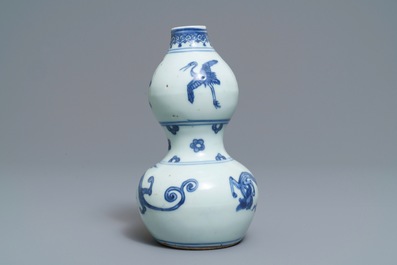 Een Chinese blauwwitte kalebasvaas, Ming