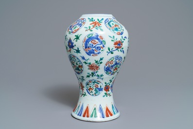 Un vase en porcelaine de Chine wucai &agrave; d&eacute;cor de m&eacute;daillons aux dragons, Jiajing