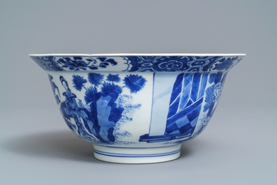Un bol de type klapmuts en porcelaine de Chine bleu et blanc, marque et &eacute;poque de Kangxi