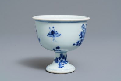Een Chinese blauwwitte stem cup met vogels bij bloesems, Transitie periode
