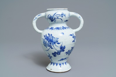Un vase en porcelaine de Chine bleu et blanc aux anses en forme d'&eacute;l&eacute;phants, &eacute;poque Transition