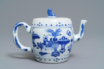 Une th&eacute;i&egrave;re couverte en porcelaine de Chine bleu et blanc, Kangxi