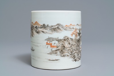 A Chinese grisaille and iron red brush pot, Ju Ren Tang merk, Republic, 20th C.