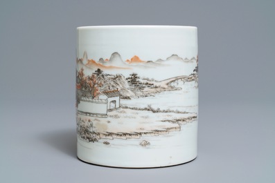 A Chinese grisaille and iron red brush pot, Ju Ren Tang merk, Republic, 20th C.
