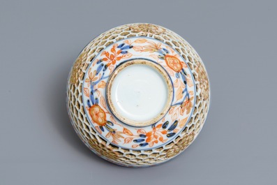 Een Chinese Imari-stijl kom met opengewerkte dubbele wand, Kangxi