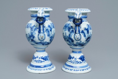 Une paire de vases d'autel en fa&iuml;ence de Delft bleu et blanc, 17&egrave;me