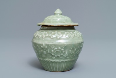 Un petit vase couvert en porcelaine de Chine c&eacute;ladon de Longquan, Ming
