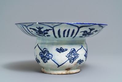 Een grote blauwwitte kwispedoor of vergiet, Qajar, Iran, 19e eeuw