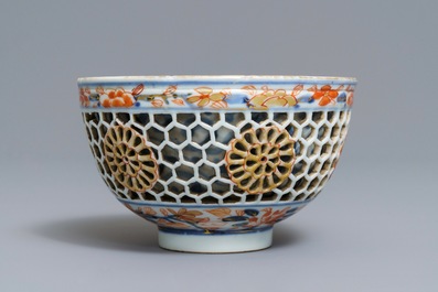 Een Chinese Imari-stijl kom met opengewerkte dubbele wand, Kangxi