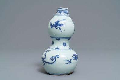 Een Chinese blauwwitte kalebasvaas, Ming