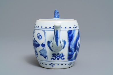 Une th&eacute;i&egrave;re couverte en porcelaine de Chine bleu et blanc, Kangxi