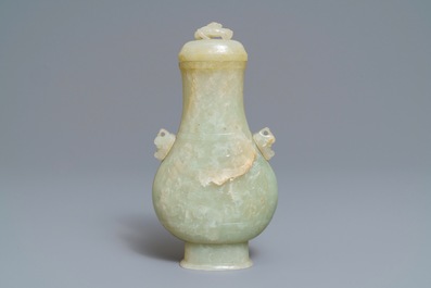 Een Chinese archa&iuml;sche celadon jade dekselvaas, 19e eeuw