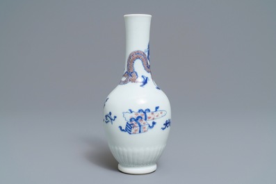 Un vase en porcelaine de Chine bleu, blanc et rouge &agrave; d&eacute;cor d'un dragon, Kangxi