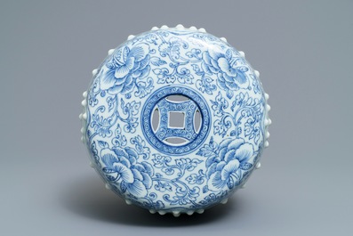 A Chinese blue and white drum-shaped arm rest, Qianlong