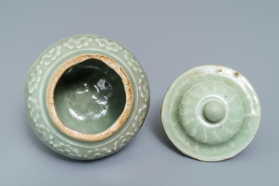 Un petit vase couvert en porcelaine de Chine c&eacute;ladon de Longquan, Ming