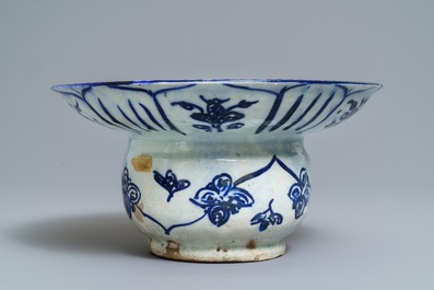 Een grote blauwwitte kwispedoor of vergiet, Qajar, Iran, 19e eeuw