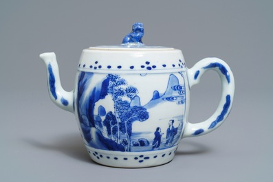 Une th&eacute;i&egrave;re couverte en porcelaine de Chine bleu et blanc, Kangxi