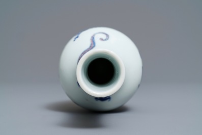 Un vase en porcelaine de Chine bleu, blanc et rouge &agrave; d&eacute;cor d'un dragon, Kangxi