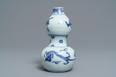 Een Chinese blauwwitte kalebasvaas, Ming