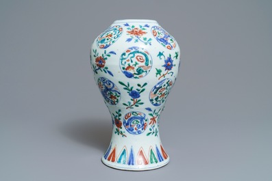 Un vase en porcelaine de Chine wucai &agrave; d&eacute;cor de m&eacute;daillons aux dragons, Jiajing